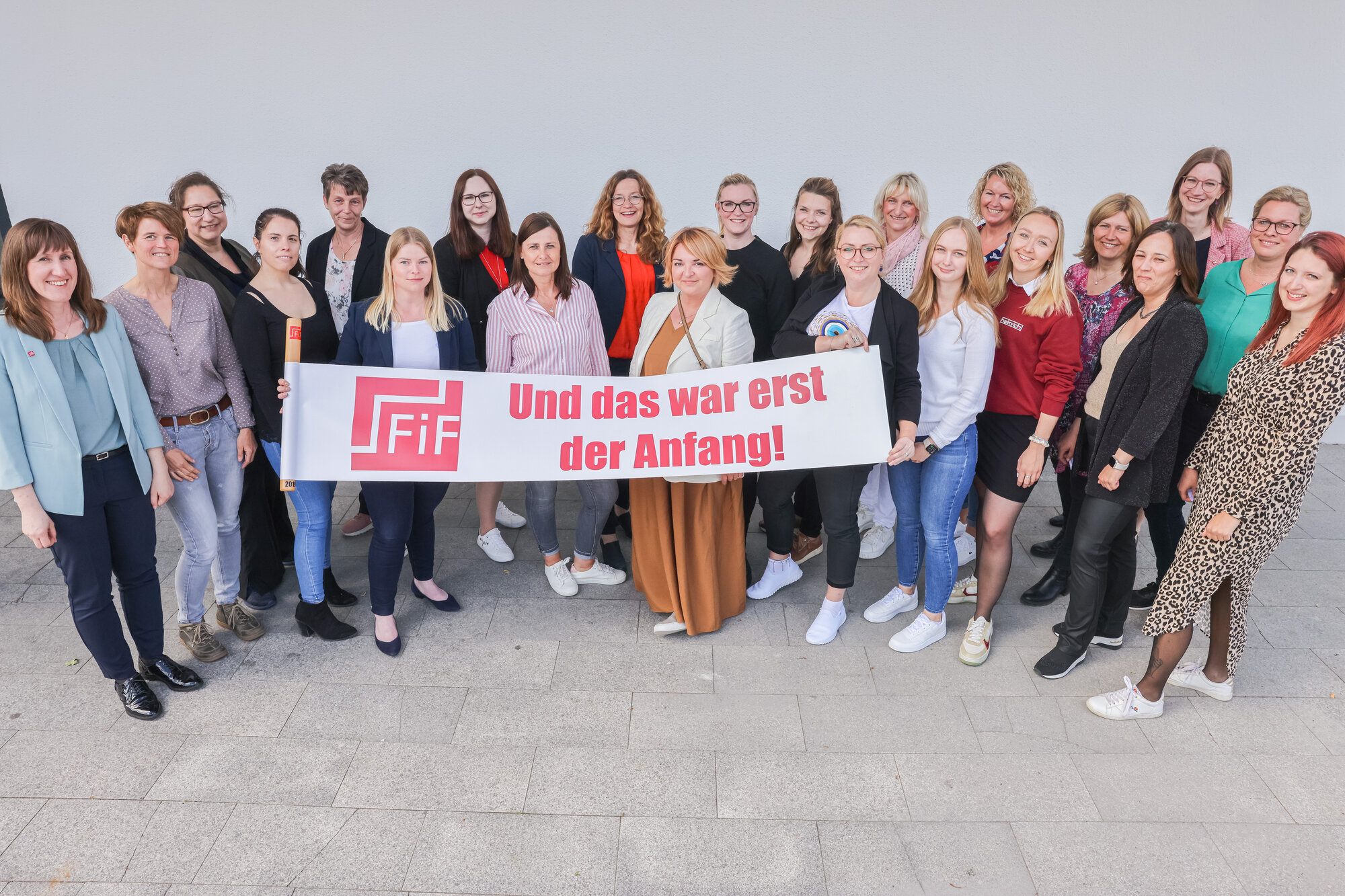 Mehrere Frauen halten ein Banner auf dem steht: "Und das war erst der Anfang"